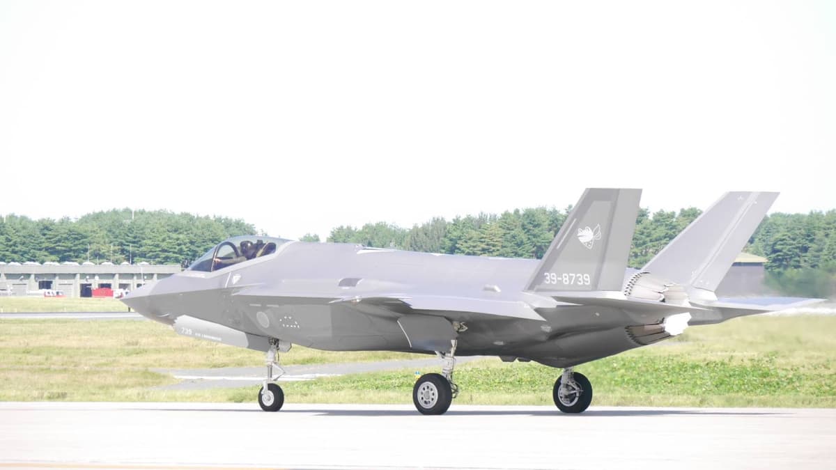 Fighter jet